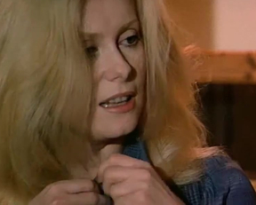 Catherine Deneuve nude - L'Agression