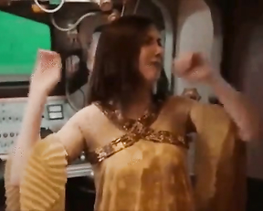 Alison Brie nude - Pseudo-handjob