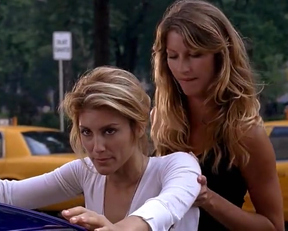 Gisele Bündchen "frisks" Jennifer Esposito In 'Taxi' - Film nackt