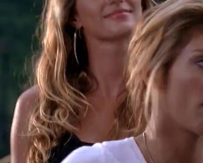 Gisele Bündchen "frisks" Jennifer Esposito In 'Taxi' - Film nackt