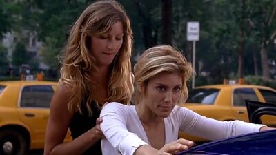 Gisele Bündchen "frisks" Jennifer Esposito In 'Taxi' - Film nackt