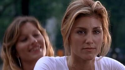 Gisele Bündchen "frisks" Jennifer Esposito In 'Taxi' - Film nackt