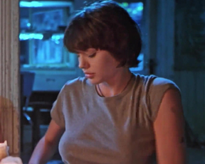 A 21 Year Old Angelina Jolie Revealing Her Perfect Breasts In 'Foxfire' - Film nackt