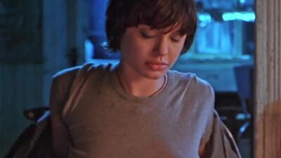 A 21 Year Old Angelina Jolie Revealing Her Perfect Breasts In 'Foxfire' - Film nackt