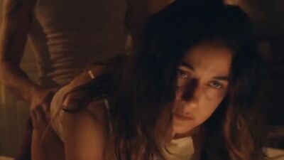 Emmanuelle Chriqui Adding To The Plot In Hospitality - Film nackt