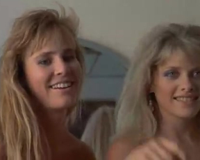 Barbara Crampton  Kathleen Kinmont In Fraternity Vacation - Film nackt