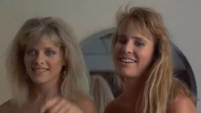 Barbara Crampton  Kathleen Kinmont In Fraternity Vacation - Film nackt