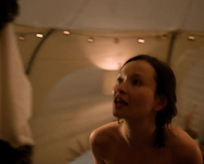 Emily Browning - The Affair - S04E07 - Film nackt