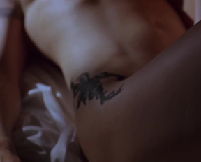 Gina Gershon  Jennifer Tilly In 'Bound' - Film nackt