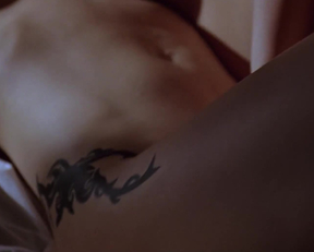 Gina Gershon  Jennifer Tilly In 'Bound' - Film nackt