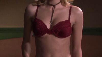 Elisha Cuthbert's 'Girl Next Door' Plot - Film nackt