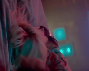 Charlize Theron  Sofia Boutella Getting To Know Each Other-Atomic Blonde. - Film nackt