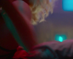 Charlize Theron  Sofia Boutella Getting To Know Each Other-Atomic Blonde. - Film nackt