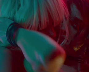 Charlize Theron  Sofia Boutella Getting To Know Each Other-Atomic Blonde. - Film nackt
