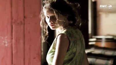 Laetitia Casta sexy - La Bicyclette Bleue