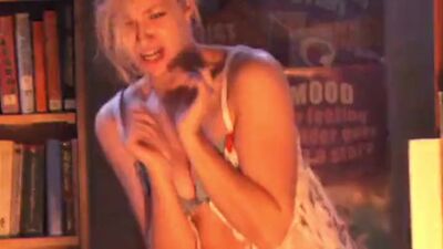 Beth Behrs - American Pie: The Book Of Love. - Film nackt