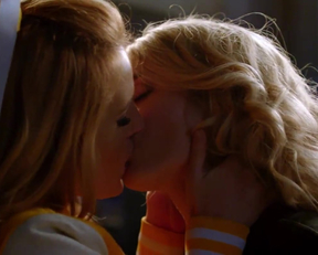 Bella Thorne And Samara Weaving French Kiss In The Babysitter - Film nackt