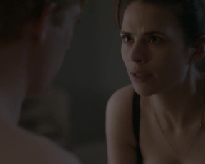 Hayley Atwell Checking If Domhnall Gleeson's Character Had A Physical Response Was Actually An Important Plot Point In Black Mirror - Film nackt