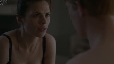 Hayley Atwell Checking If Domhnall Gleeson's Character Had A Physical Response Was Actually An Important Plot Point In Black Mirror - Film nackt