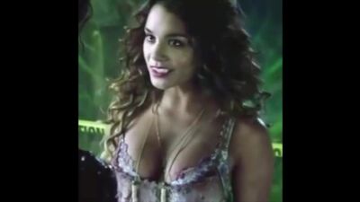 Vanessa Hudgens - Busty Vampire - Film nackt