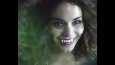 Vanessa Hudgens - Busty Vampire - Film nackt