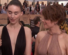 Breast Envy Between The Mara Sisters During The E! Red Carpet Pre Show - Film nackt