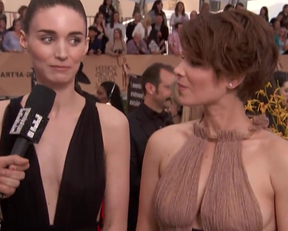 Breast Envy Between The Mara Sisters During The E! Red Carpet Pre Show - Film nackt