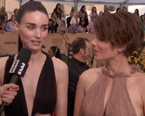 Breast Envy Between The Mara Sisters During The E! Red Carpet Pre Show - Film nackt