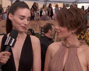 Breast Envy Between The Mara Sisters During The E! Red Carpet Pre Show - Film nackt