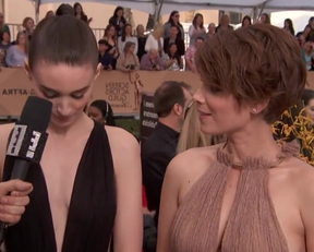 Breast Envy Between The Mara Sisters During The E! Red Carpet Pre Show - Film nackt