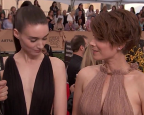 Breast Envy Between The Mara Sisters During The E! Red Carpet Pre Show - Film nackt