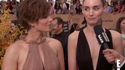 Breast Envy Between The Mara Sisters During The E! Red Carpet Pre Show - Film nackt