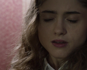 Natalia Dyer Watching It For The Plot - Film nackt