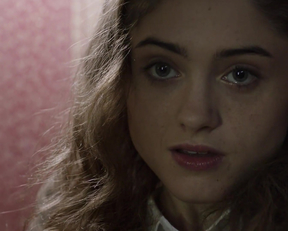 Natalia Dyer Watching It For The Plot - Film nackt