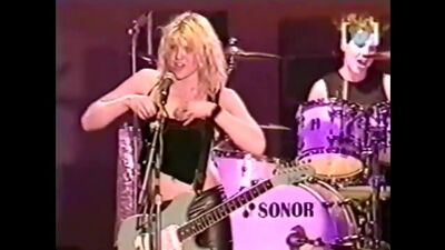 Courtney Love Showing Her Tits During A Broadcast Of The Big Day Out Festival - Film nackt