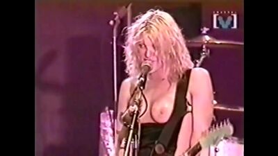 Courtney Love Showing Her Tits During A Broadcast Of The Big Day Out Festival - Film nackt