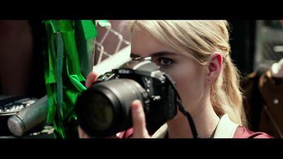 Emily Meade Flashing Her Back Plot In Nerve - Film nackt