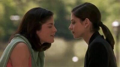 Sarah Michelle Gellar And Selma Blair Making Out - Film nackt