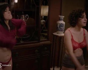Ilana Glazer And Abbi Jacobson On Broad City - Film nackt
