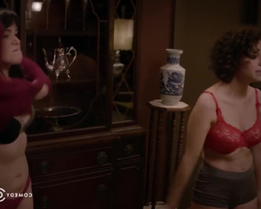 Ilana Glazer And Abbi Jacobson On Broad City - Film nackt
