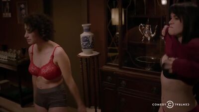 Ilana Glazer And Abbi Jacobson On Broad City - Film nackt