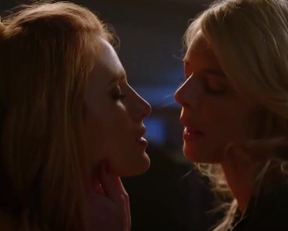 Bella Thorne And Samara Weaving In The Babysitter - Film nackt