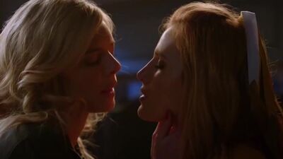Bella Thorne And Samara Weaving In The Babysitter - Film nackt