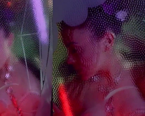 Alyssa Milano Shows Her Plot Against A Glass Wall - Film nackt