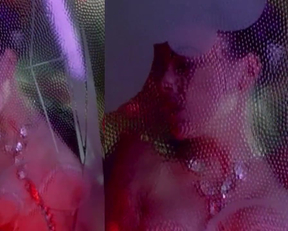 Alyssa Milano Shows Her Plot Against A Glass Wall - Film nackt