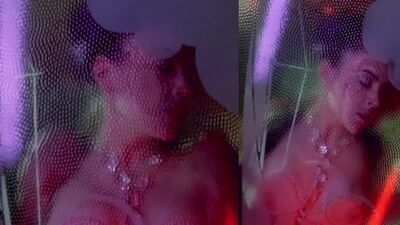 Alyssa Milano Shows Her Plot Against A Glass Wall - Film nackt