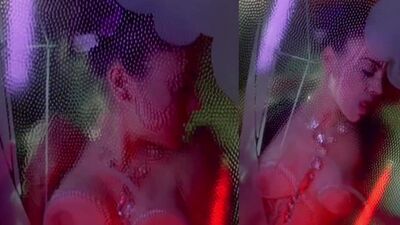 Alyssa Milano Shows Her Plot Against A Glass Wall - Film nackt