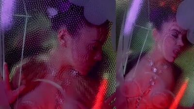 Alyssa Milano Shows Her Plot Against A Glass Wall - Film nackt