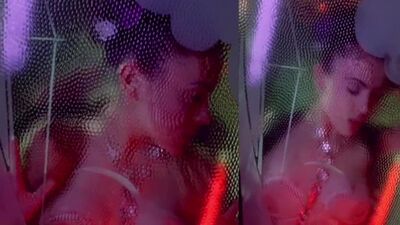 Alyssa Milano Shows Her Plot Against A Glass Wall - Film nackt