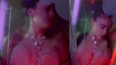 Alyssa Milano Shows Her Plot Against A Glass Wall - Film nackt